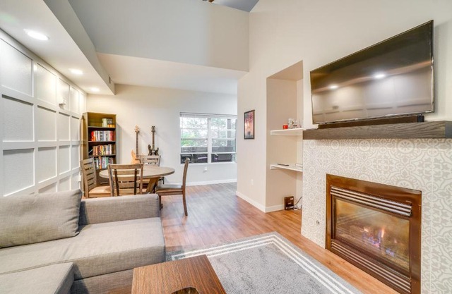 16 Mi to DIA Townhome with Fireplace in Aurora