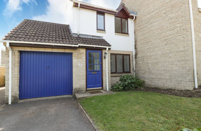 16 MYTHERN MEADOW, pet friendly, with a garden in Bradford-On-Avon