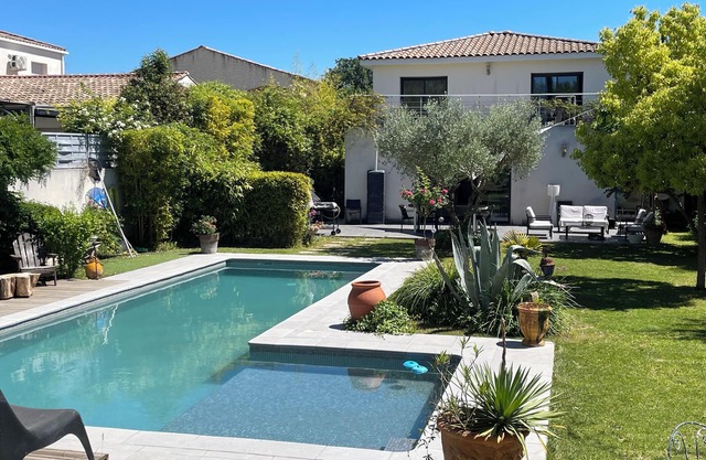 160m2 architect-designed villa with swimming pool and 1500m2 landscaped garden.
