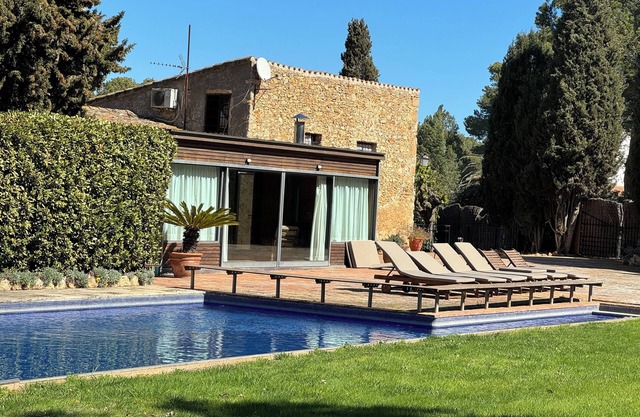16TH CENTURY FARMHOUSE in Masos de Pals. Costa Brava. Capacity 10 people