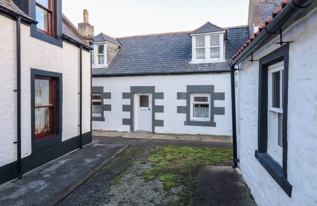 171 SEATOWN, pet friendly, character holiday cottage in Cullen