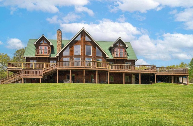 18-Acre Hideaway: Pool & Hot Tub
