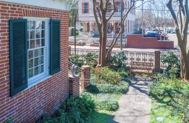 1835 Downtown Luxury Antebellum