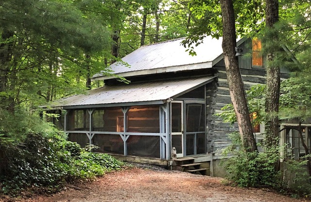 1890's Cabin With Modern Conveniences on a Beautiful Lake !