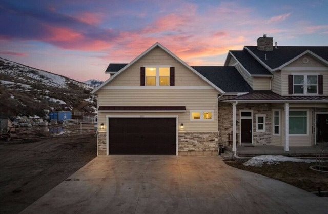 19 Miles to Snow Basin! Mountain Views! Bunk Beds!