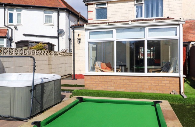 19 SLINGER ROAD, pet friendly, with hot tub in Thornton-Cleveleys