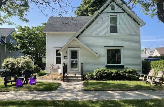 1900s Historical Downtown Home/1st Floor Master-Suite/4BR/Private Driveway