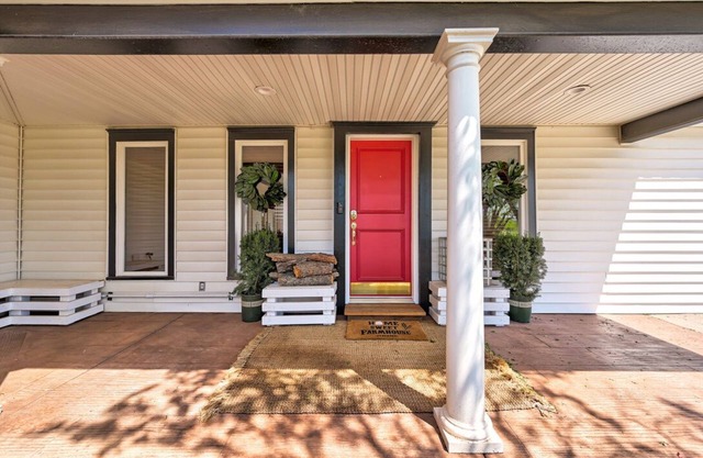 1908 Victorian Farmhouse (Unit B)