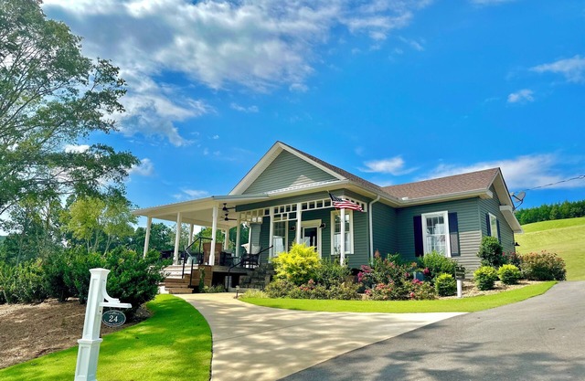 1930's Bungalow "Imperfect Perfection" Pool, hottub, Kayaks, firepit, & more!