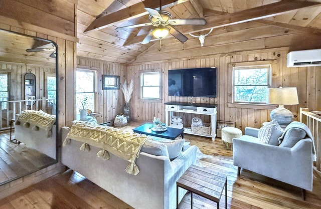 1930's Highlands Hideaway, Restored Cozy Cabin, Dog Friendly, Fiber Optic WI-FI