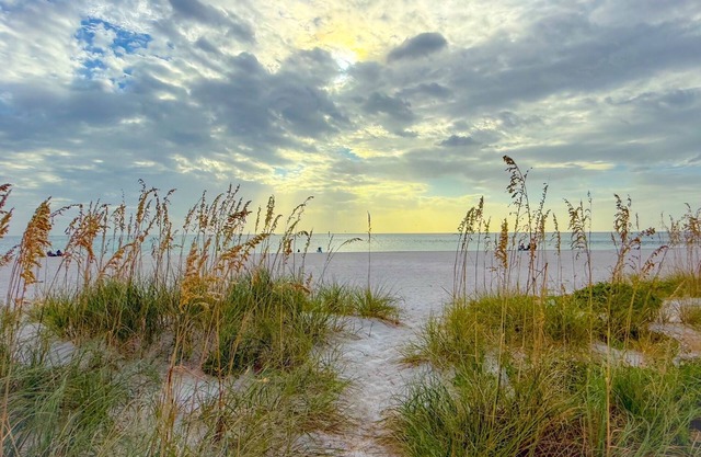 1950s Retro Inspired 3 Bedroom/2 Bath Beach House