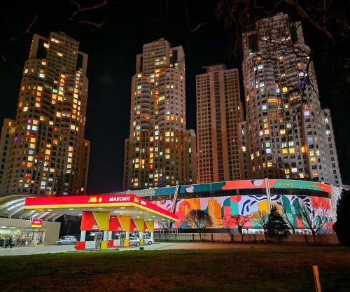 19th & 18th Floor Secure Apartments with Pool & Fitness & Parking included in price