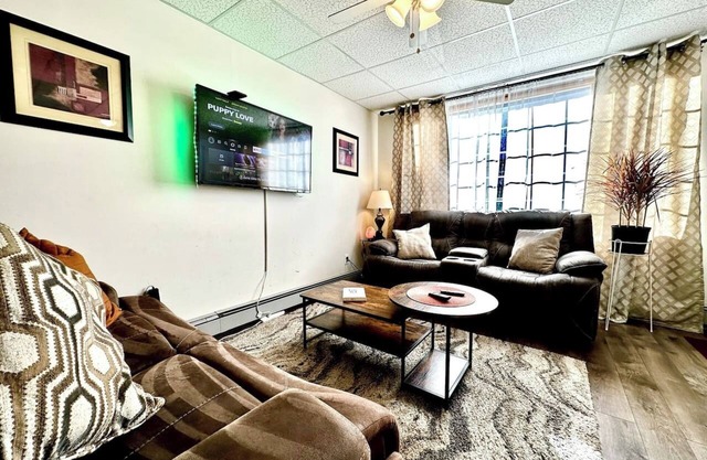 1B/1B Cottage at the College w/Free Parking, Stores Galore, & W/D!