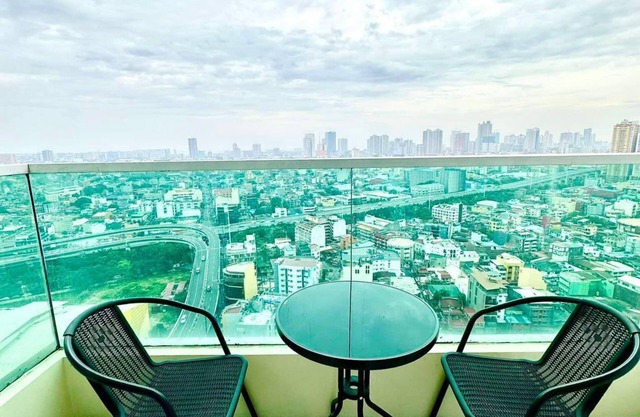 1Bdrm Condo at Makati w Balcony view of Mnla Bay