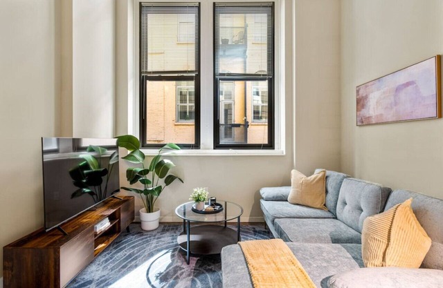 1Bed/1.5Bath Gym+Pool, Stadium.