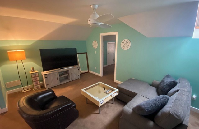 1Bedrm + full kitchen and minutes to beach& a block to trail.