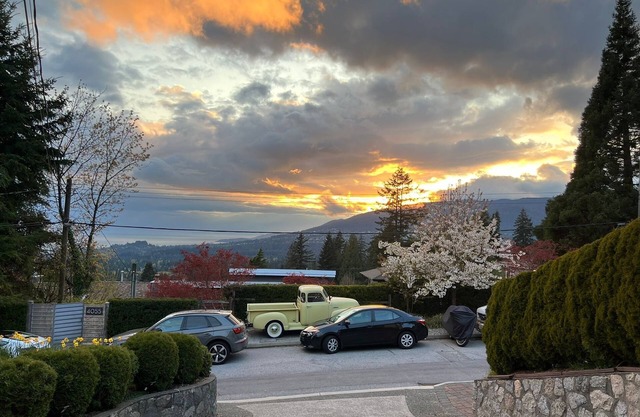 1Bedroom Suite w/private entrance| Views + Home Theatre + Laundry + Free parking