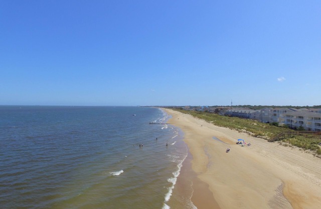 1BR 1.5BA Sandswept Carriage House - Beach! WiFi! W/D! Spacious!