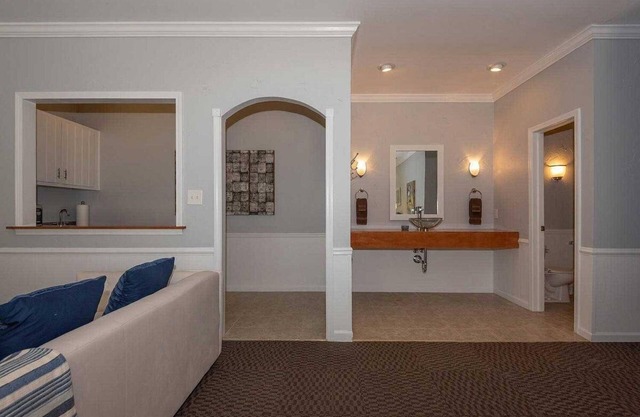 1BR, 1BA Luxury Hot tub Suite