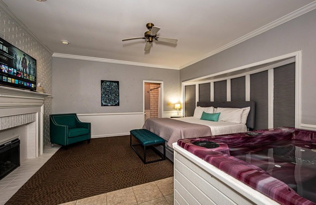 1BR, 1BA Luxury Hot tub Suite