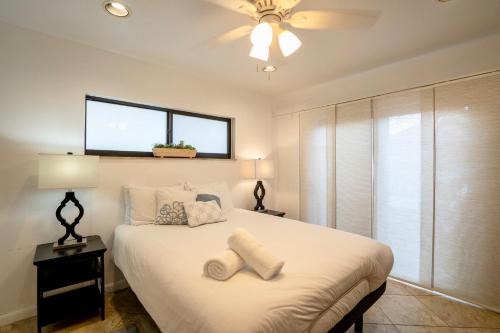 1BR C direct on the water shared deck Free kayaks