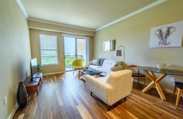 1BR Executive Suite With Pool, Gym & Fast Wi-Fi By ENVITAE