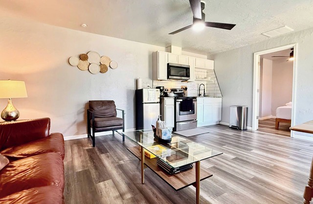 1BR Holiday Apt w Full Kitchen + Queen Bed #20A