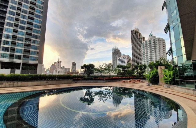 1BR Prime 250m to BTS Nana Pool, Gym, Fast WiFi
