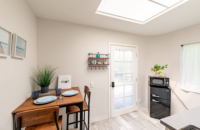 1BR Suite w/Smart TV, WIFI, Pet Friendly, Parking & Kitchenette near Disneyland