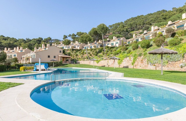 1SB 01 - Beautiful house with private garden and communal pool near the beach of Llafranc