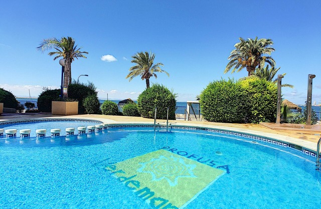 1st floor apartment, front line complex, sea view