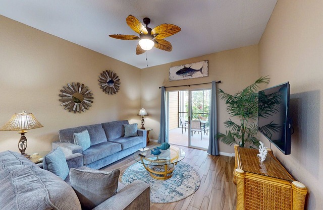 1st floor condo near theme parks, patio, tennis court, restaurant, gym
