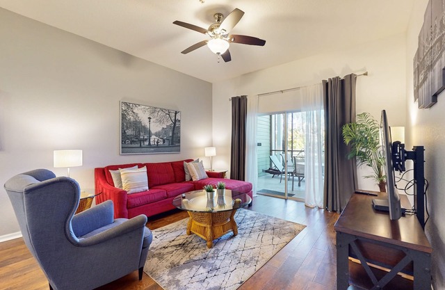 1st floor condo w/gym, sauna, basketball court, near theme parks