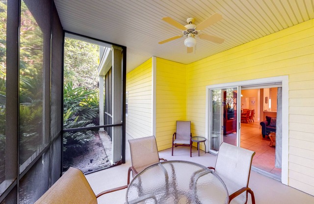1st floor condo w/patio, tennis court, sauna, basketball court