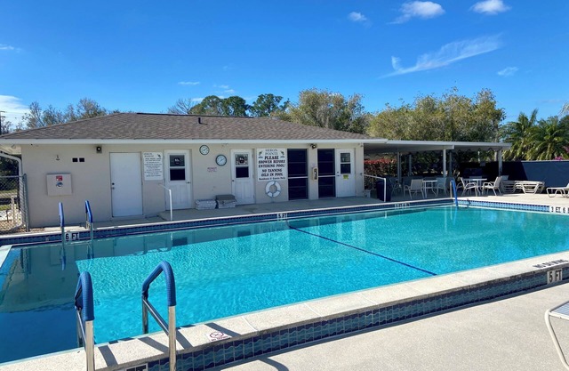 1st Floor Lakefront 2bd 2ba Condo in Lake Suzy Beautiful Views and Heated Pool