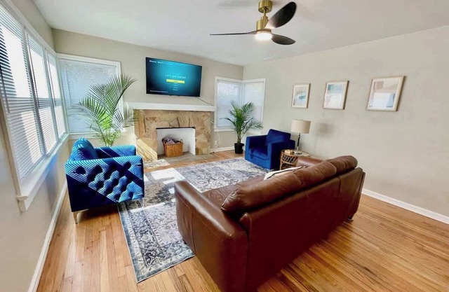 2/1 Fenced Home Pet Friendly