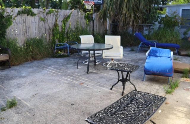 2/1 town house, 3 beds, 2 miles to the beaches