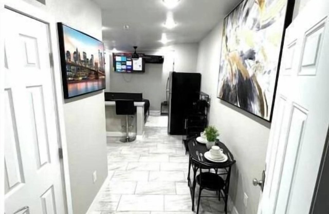 2. 6.9Mi To E.D.C 11Mi To strip 7.1Mi To Fremont