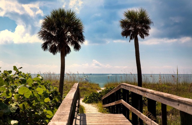 2 Awesome Units for Group Travel, Kitchen, Beach, Pool, Outlet Shopping