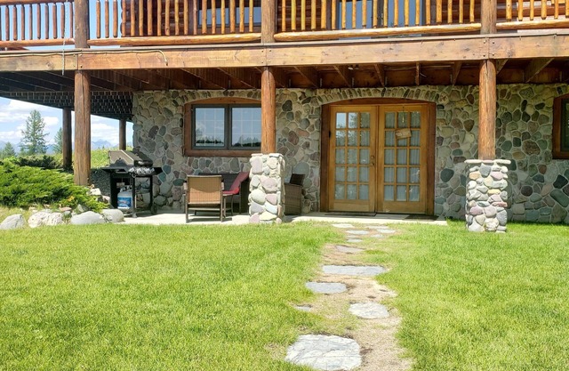 2 BD, 2B with Jet Bath Tub, Sauna, Sleeps 6, 2 minutes from West Glacier