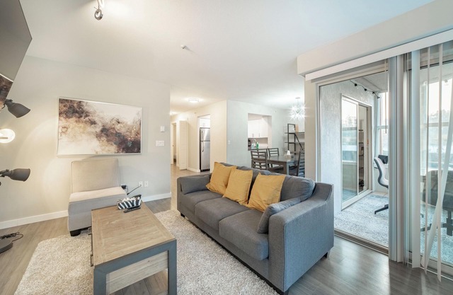 2 BDR Condo Walk to Granville Island @ False Creek