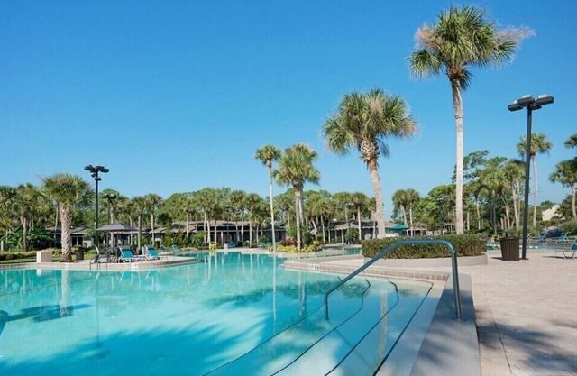 2 bdr Tropical Oasis - 10 min from shopping, restaurants & dt, 20 min Naval base