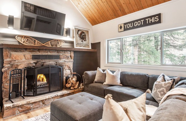 2 Bdrm w/Loft Walk to Ski Run Hot Tub Fireplace