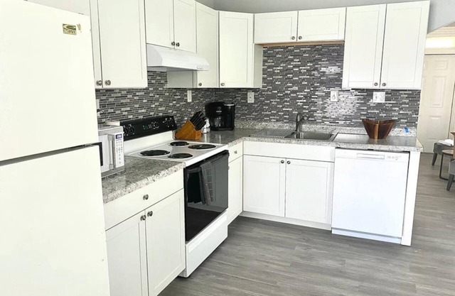 2 bed /1.5 bath - Sleeps 6 -Comfy Hamilton home