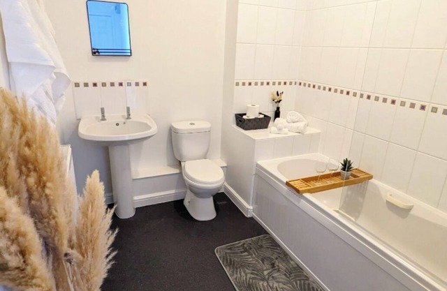 2 bed 1 bath flat sleeps 5 with parking and WiFi