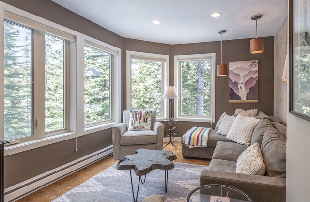 2 Bed/2 Bath Suite On Skiway - Hot Tub, Laundry, Storage Room, Heated Floors!