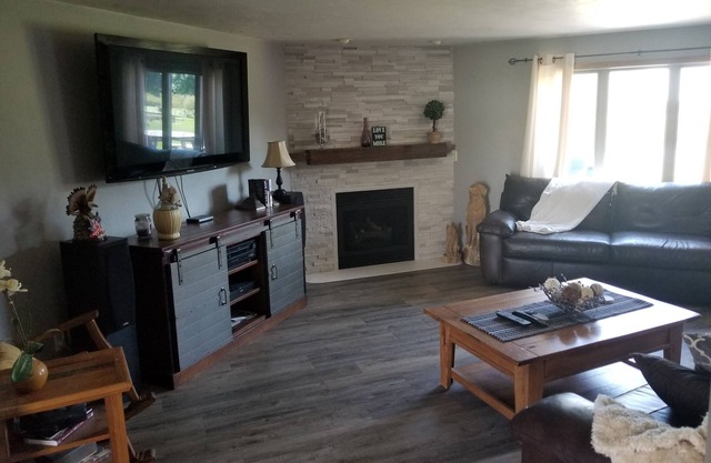2 bed/2 bath Townhouse on a Quiet cul de sac with backyard views and a Hot tub