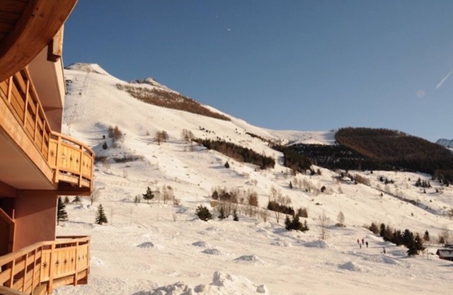 2 Bed Apartment with great views and backs onto the Diable ski lift