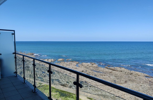 2 Bed Apartment overlooking Westward Ho! beach. Close to village.nFree WIFI.