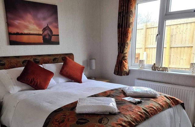 2 Bed Cabin - Sleeps 4 - Pets - 5 min to Beach